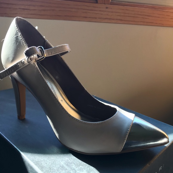 Tahari Blush colored heels - Picture 7 of 8